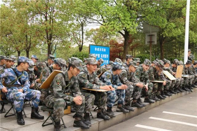 国防科大 2015 级学员上演现实版荒野求生，考验脑力与体力的比赛